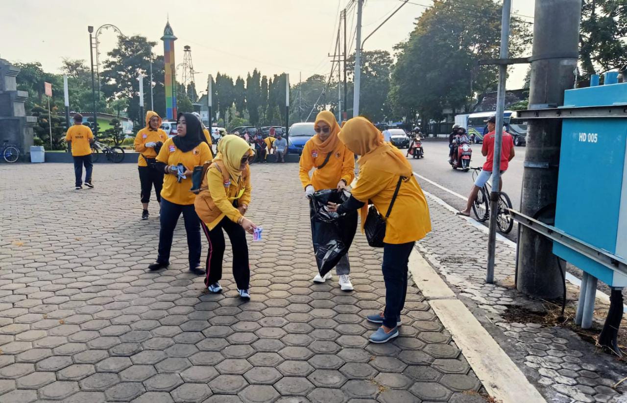 Peduli Lingkungan MKGR Bersih-Bersih Alun-Alun Jombang