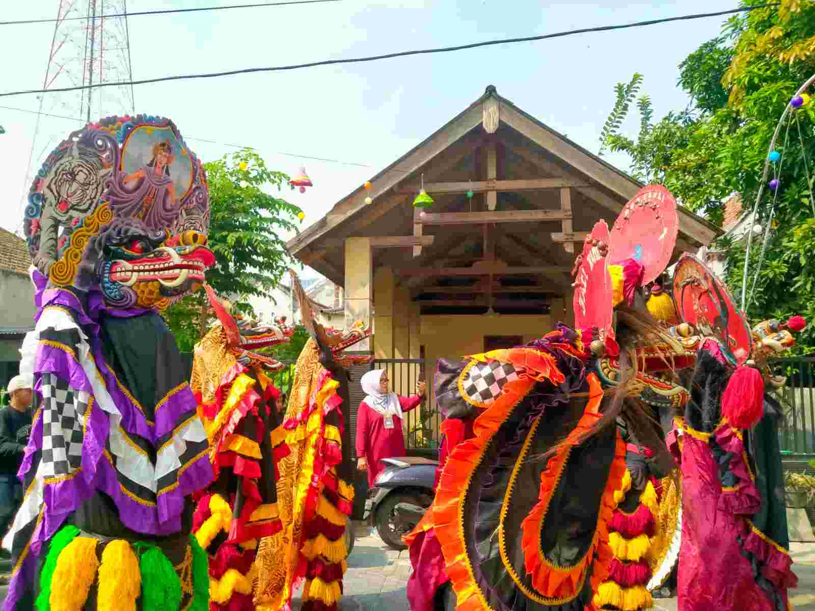 Kesenian Barongan Semarakkan Sedekah Bumi Warga Sambisari