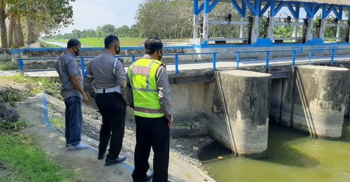 Antisipasi Bencana Alam di Lamongan, Polisi Pantau Debit Air Bengawan Solo