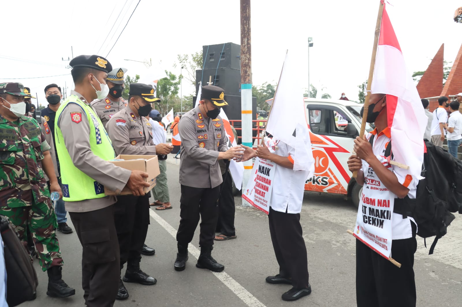 Demo Tolak Kenaikan Harga BBM, Kapolres Blitar Kembali Terjun Secara Humanis