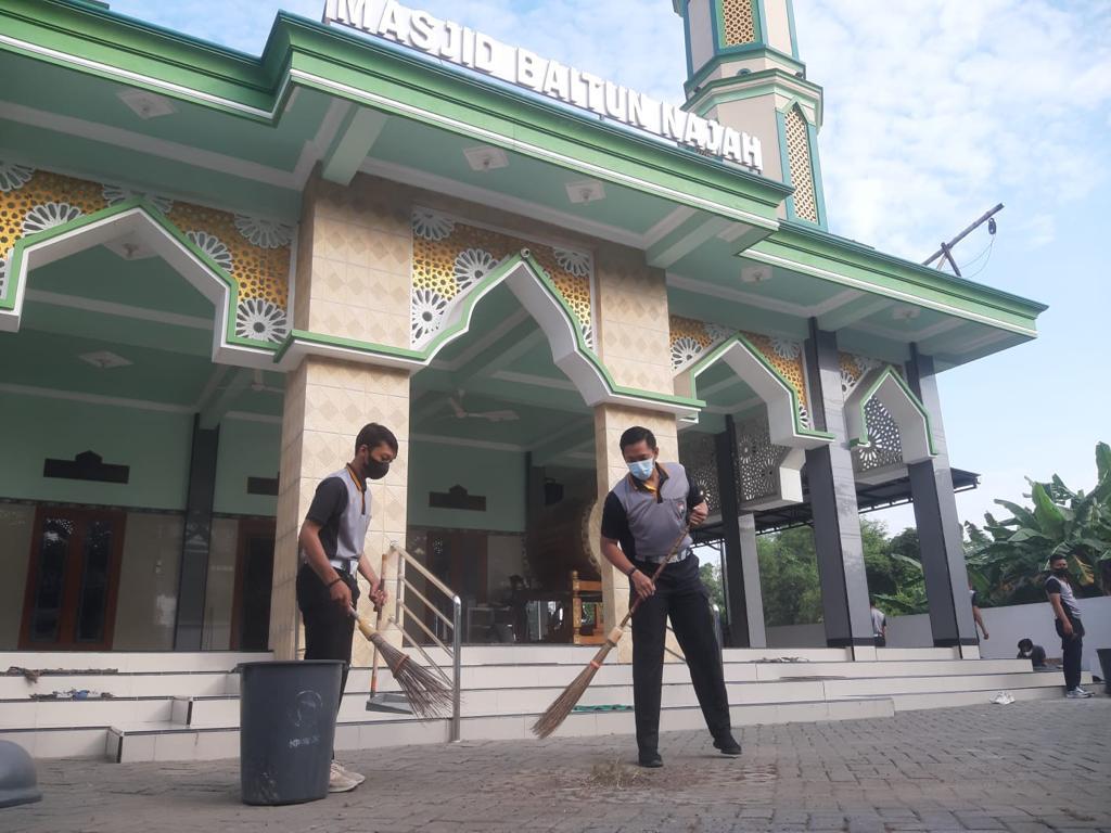 Sambut Hari Lalu Lintas ke-67, Satlantas Bojonegoro Bebersih Tempat Ibadah