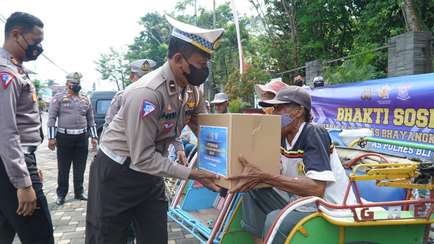 Sambut HUT ke-67, Satlantas Polres Blitar Bagikan Sembako