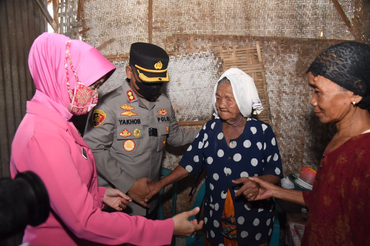 Bedah Rumah Mbok Inah Jadi Kado Manis dari Polres Lamongan di Hari Lalu Lintas Bhayangkara ke-67