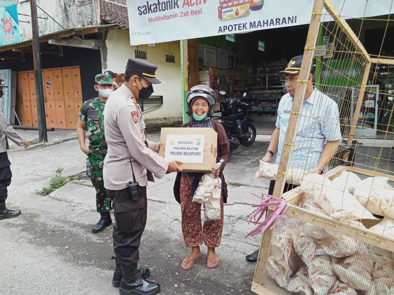 Dampak Penyesuaian Harga BBM, Polres Blitar Bagikan Bansos