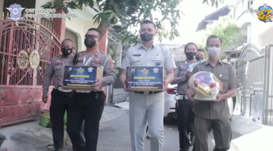 Kasatlantas Polres Kediri Kota Salurkan Bansos dan Anjangsana Purnawirawan