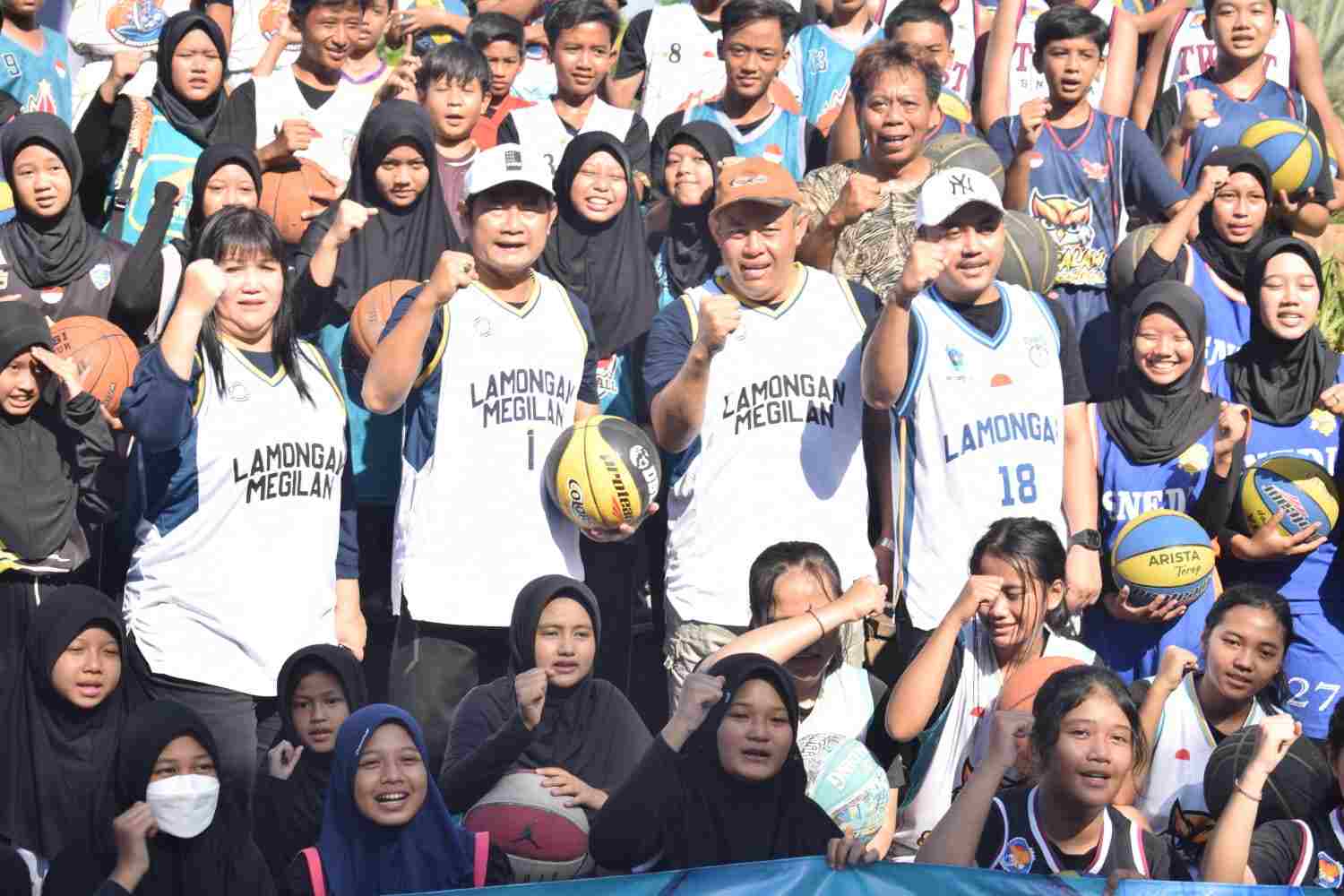 Kampanyekan Cabor Bola Basket, Ratusan Pebasket Lamongan Lakukan Aksi Dribbel Bola