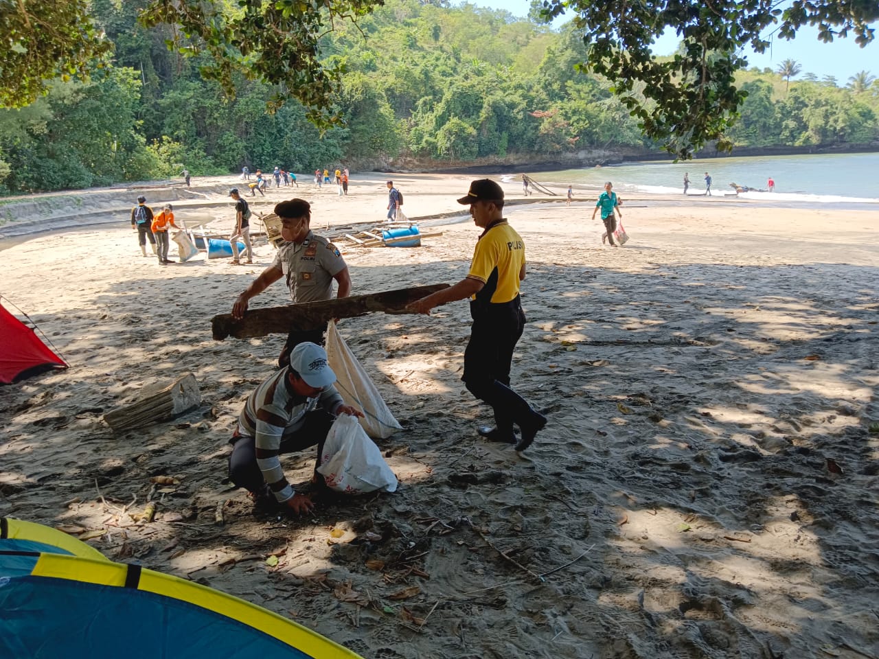 World Cleanup Day 2022, Polisi Bebersih Pantai Kenjeran