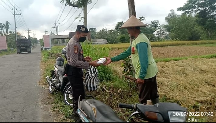 Jumat Berkah, Personel Polres Blitar Bagikan Nasi Kotak