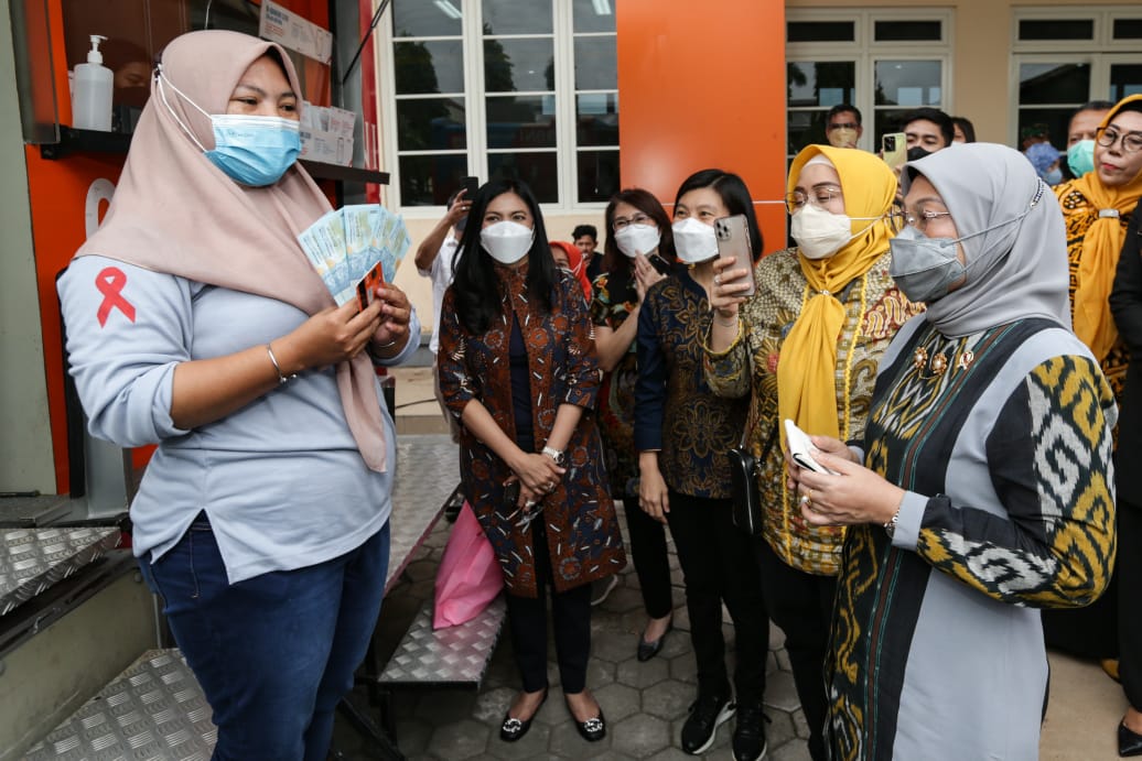 Keliling Jatim, Menaker Berharap BSU Bermanfaat Bagi Pekerja