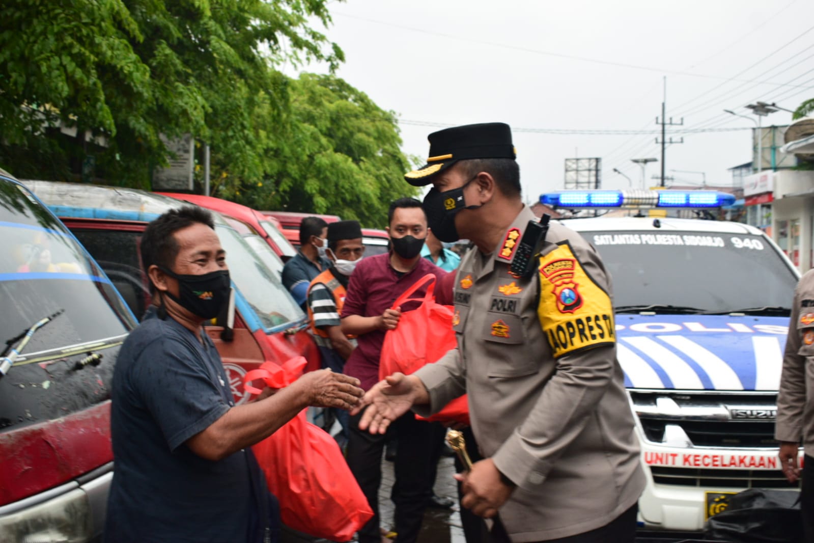 Sambil Edukasi Tertib Lalu Lintas, Polresta Sidoarjo Bagikan Bansos di Pasar Sukodono