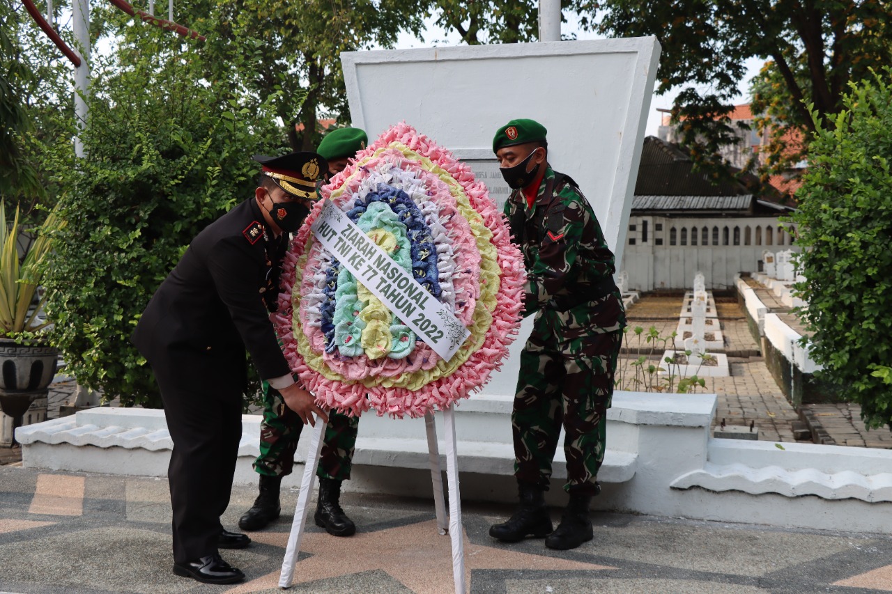 HUT ke-77 TNI, Kapolres Gresik Hadiri Tabur Bunga dan Ziarah Makam Pahlawan