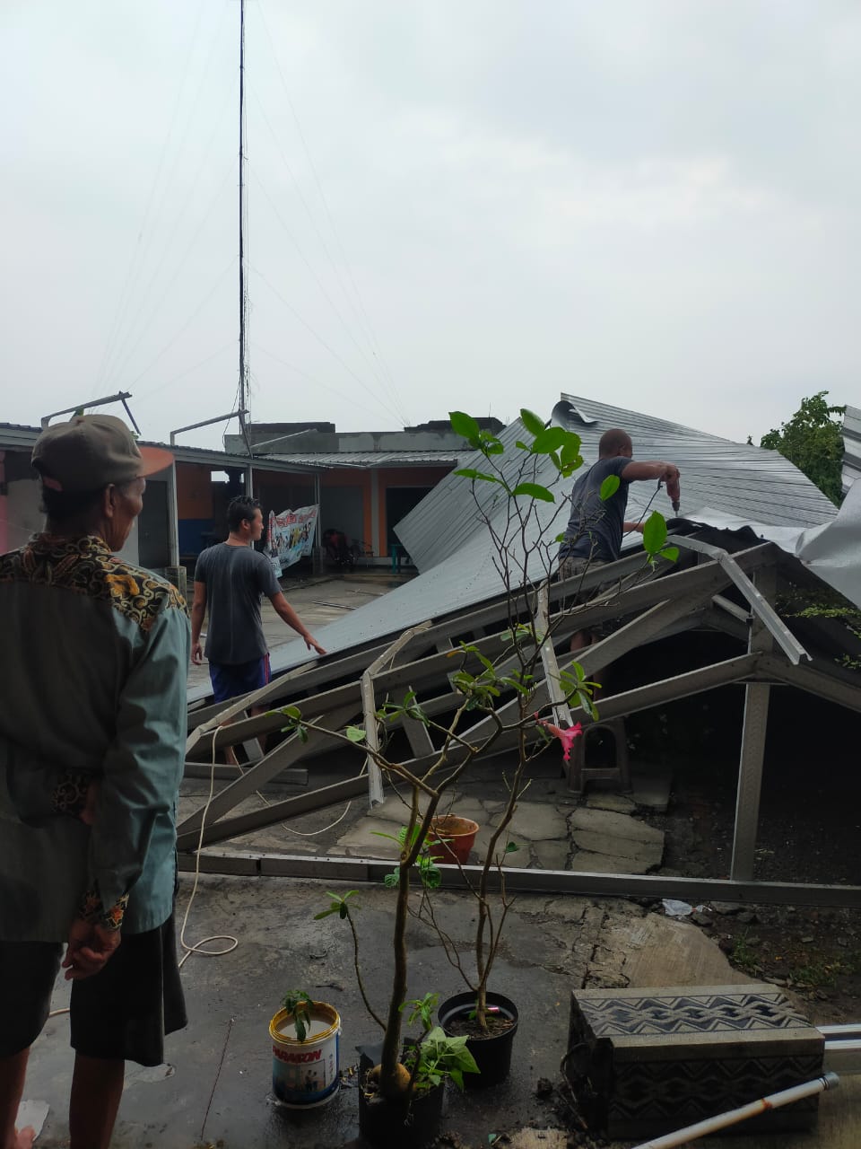 Tiga Desa di Wonoayu Disapu Puting Beliung