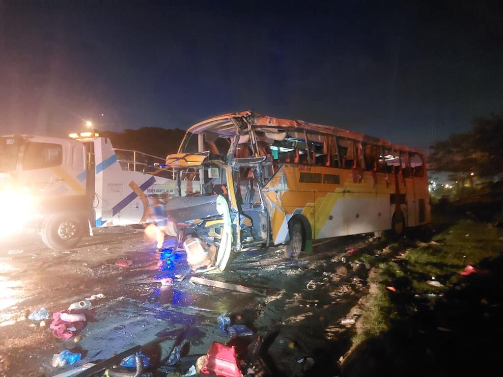 Bus Pariwisata Tabrak Pembatas Tol Porong, 3 Tewas, 46 Luka