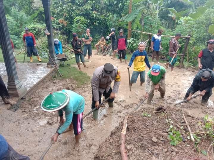 Polres Tulungagung Kerja Bakti dan Bagikan Bansos di Daerah Terdampak Bencana