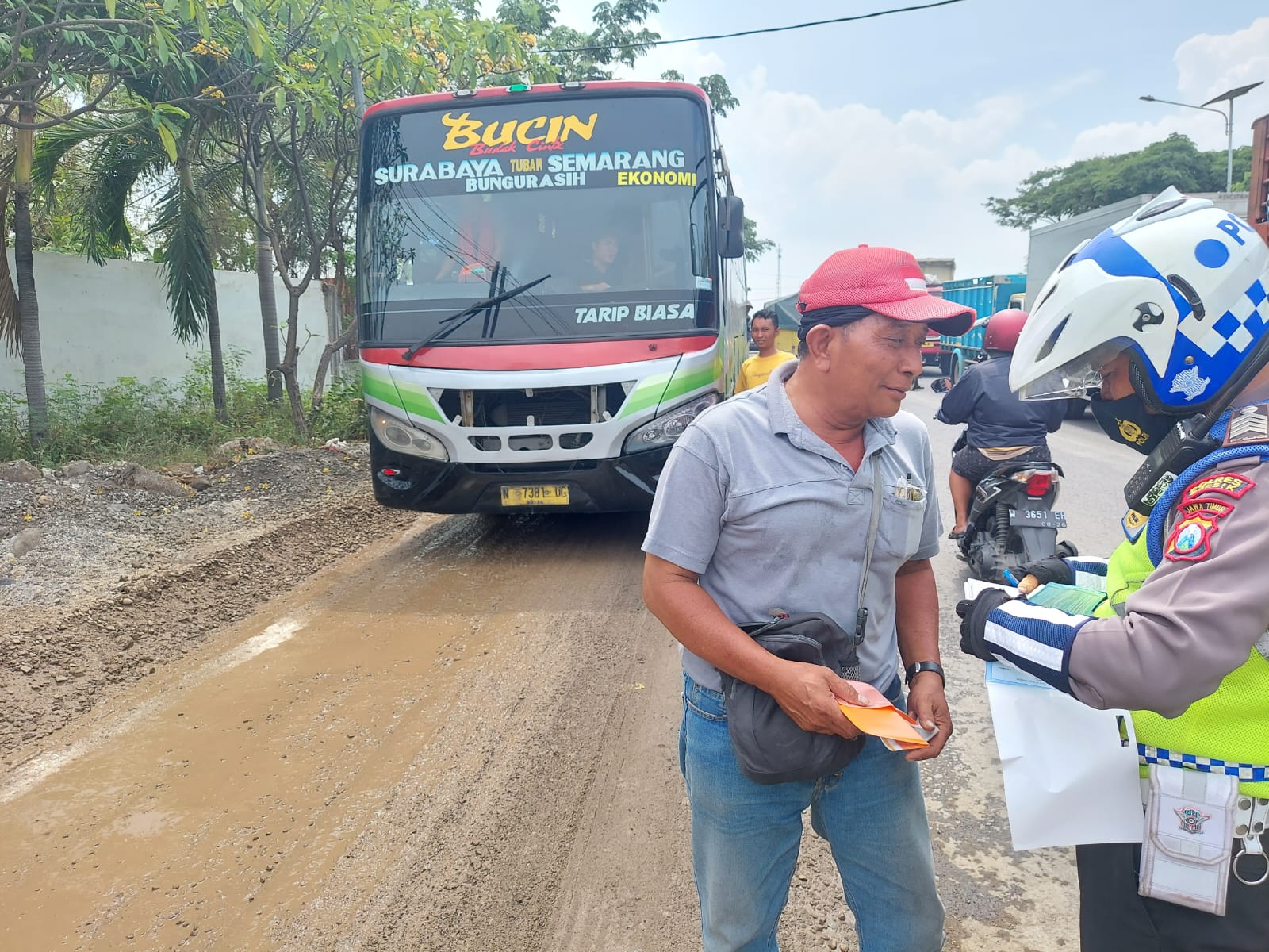 Ugal-ugalan dan Lawan Arus, Polantas Gresik Tilang Sejumlah Bus Besar