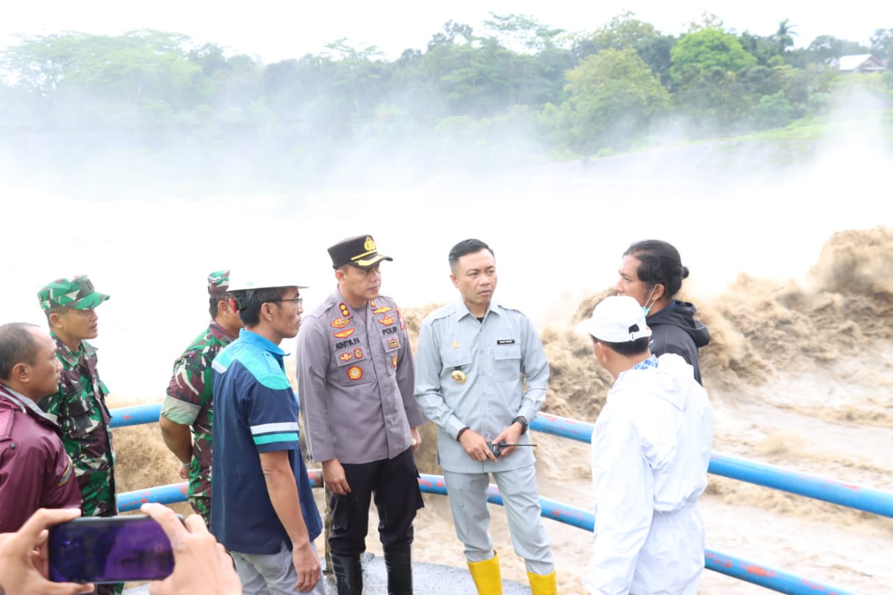 Kapolres Blitar Beserta Forkopimda Kunjungi Lokasi Banjir