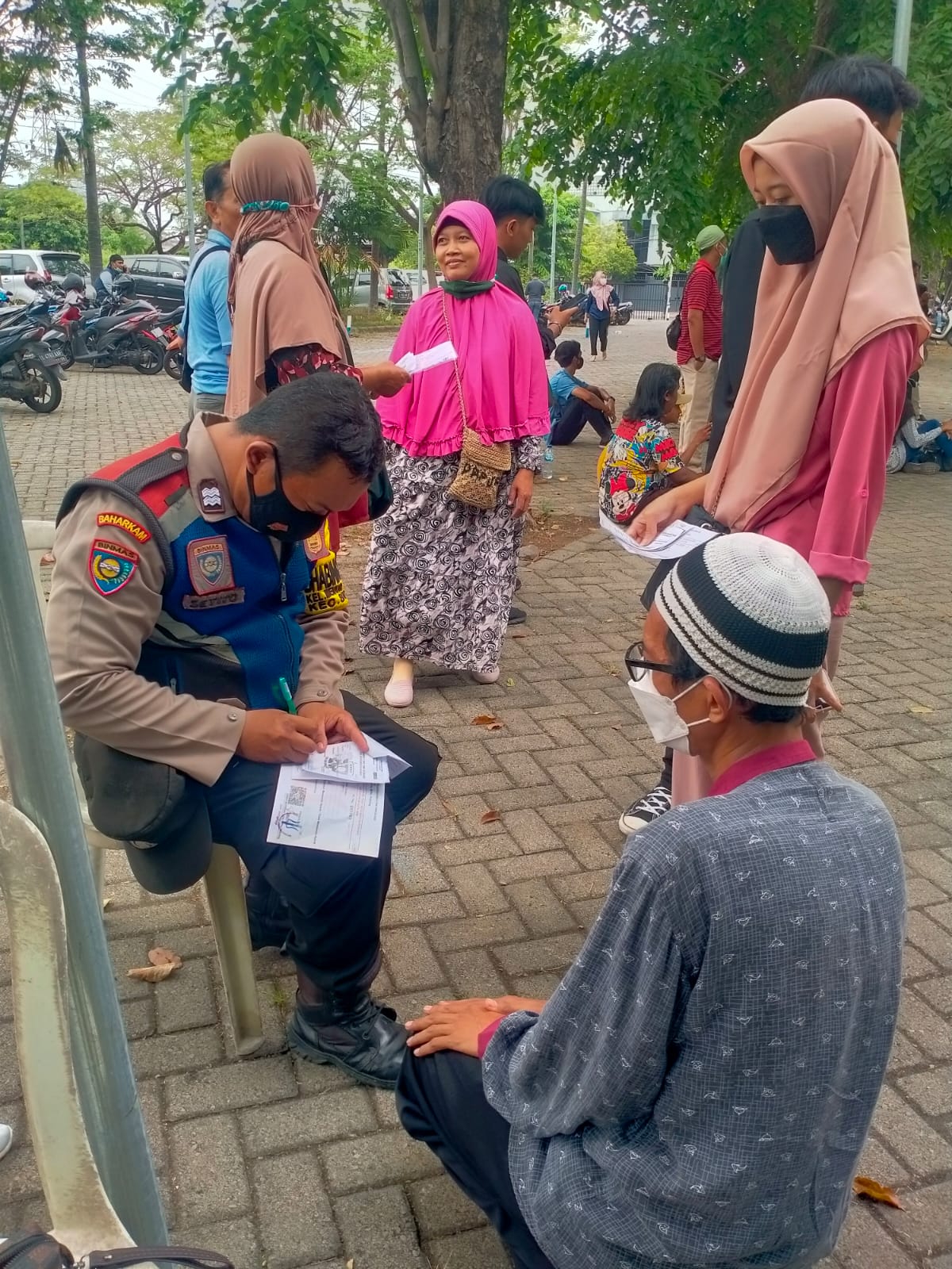 Antusiasme Warga Sukolilo Ikuti Program Pembuatan SIM Cak Bhabin