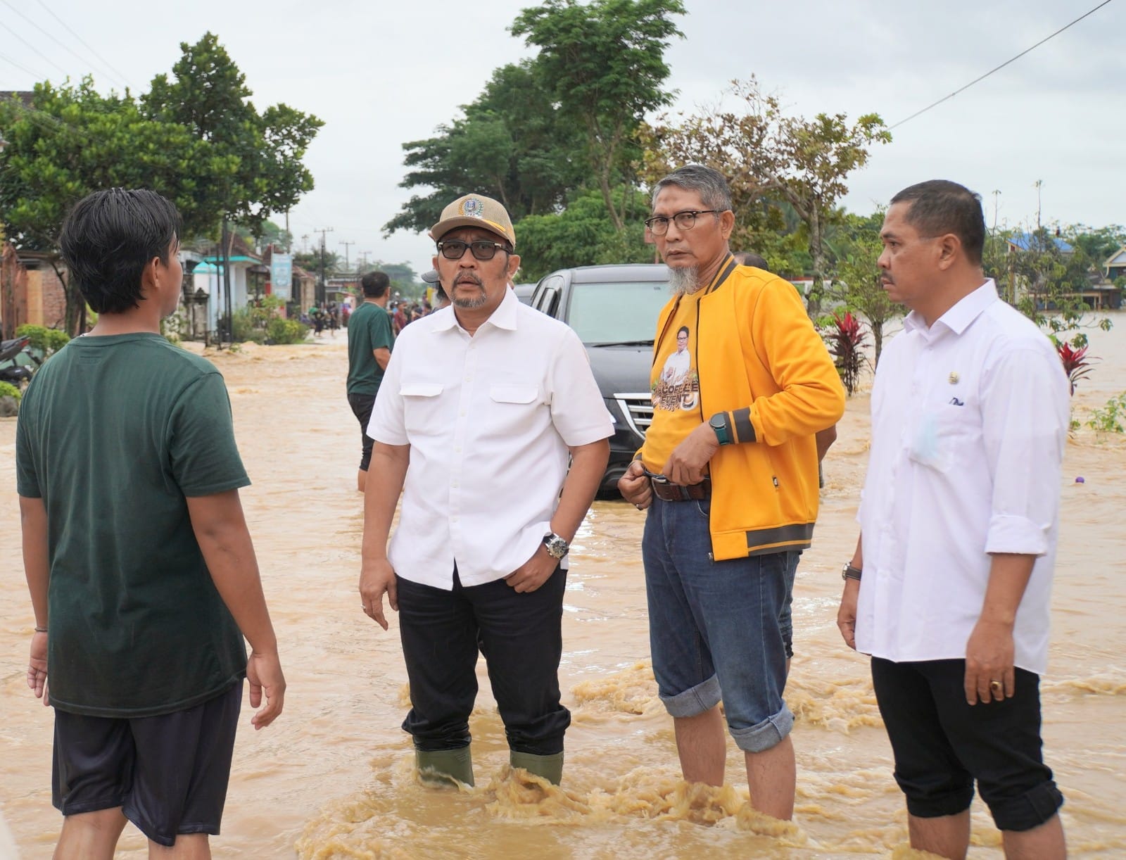 Banjir Trenggalek, DPRD Jatim Serahkan Bantuan Pemprov