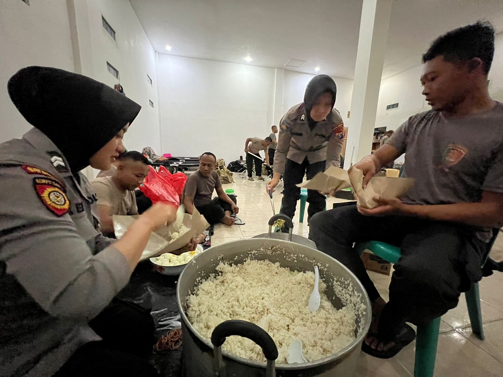 Puluhan Polwan Polres Blitar Bantu Dapur Lapangan hingga Trauma Healing