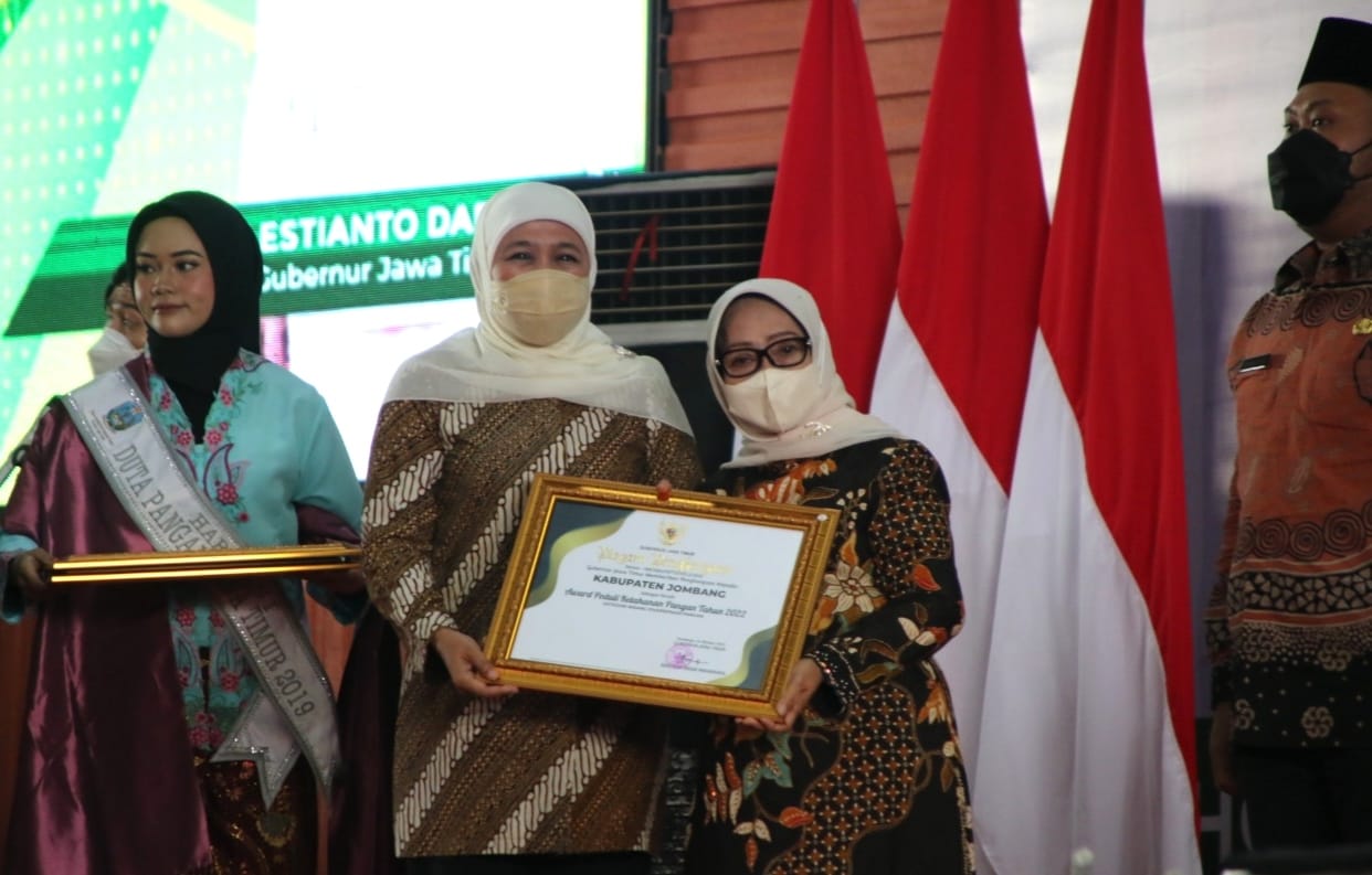Bupati Jombang Terima Penghargaan Ketahanan Pangan 2022