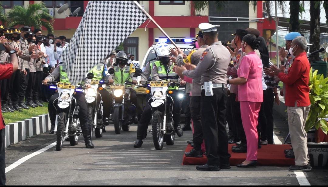 Pendistribusian Bansos Bencana Banjir Polres Blitar