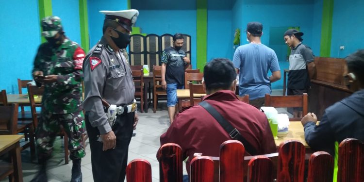 Polsek Sidoarjo Kota Imbau Pengunjung Warkop Taati Prokes