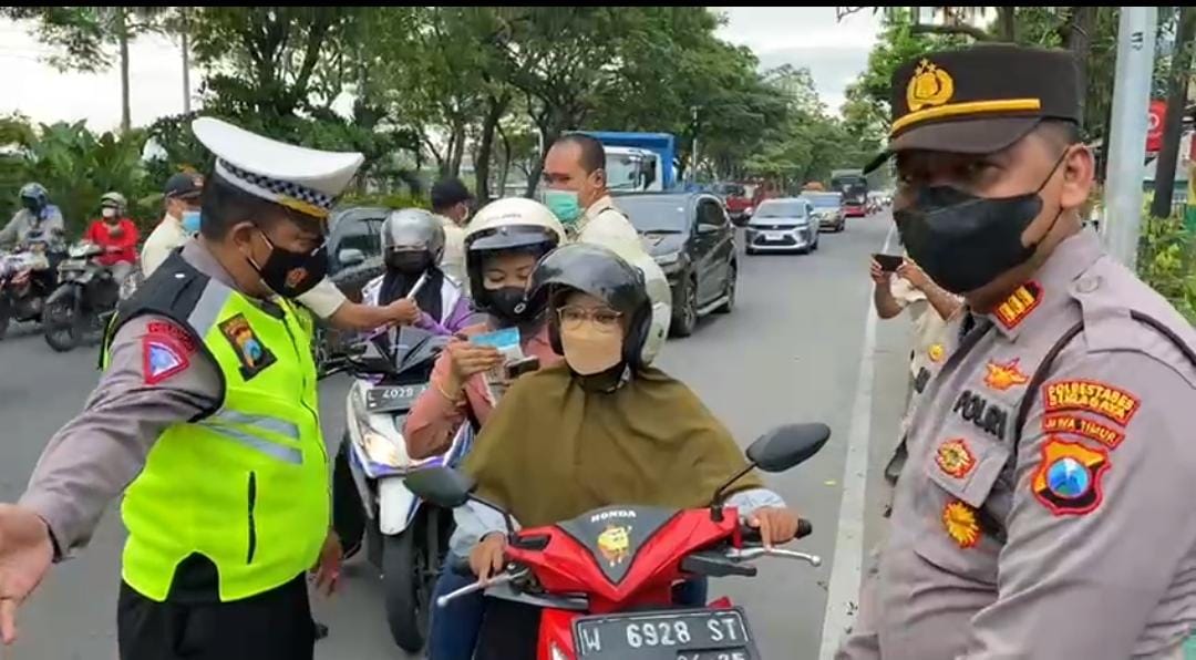 Antisipasi Musim Hujan, Polsek Rungkut Sebar Ratusan Jas Hujan ke Pemotor