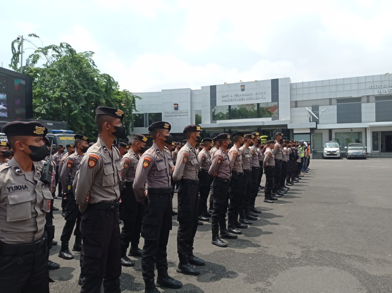 Ratusan Personil Polrestabes Surabaya Kawal Perayaan Hari Santri Nasional