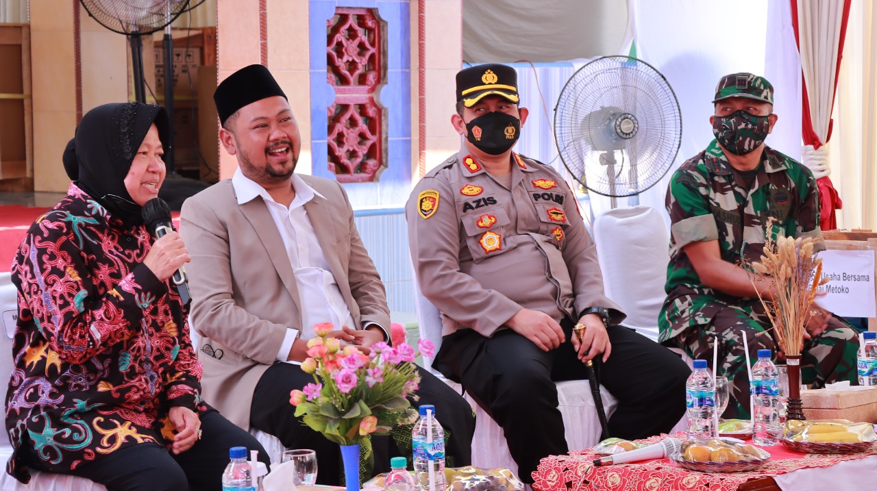 Kapolres Gresik Kawal Menteri Sosial Salurkan Bantuan ke Nelayan