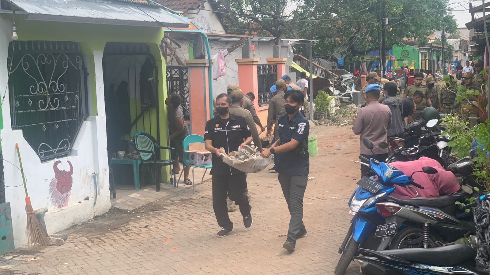 Humas Polresta Sidoarjo Turun ke Lokasi Angin Puting Beliung