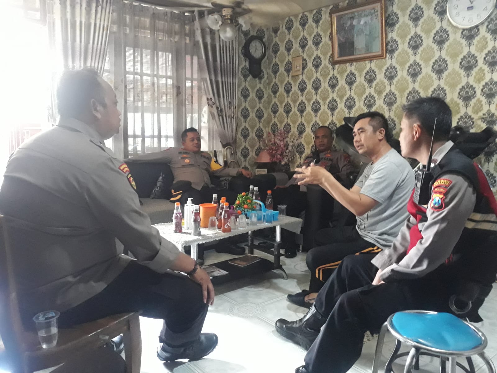 Beri Dukungan Moril, Kapolsek Tambaksari Berkunjung ke Rumah Anggota yang Sakit