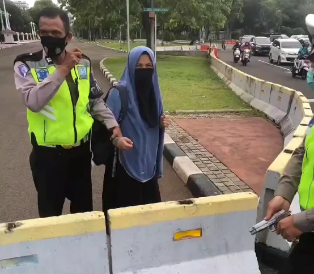 Polisi Dalami Perempuan Bersenpi yang Terobos Gerbang Istana Merdeka
