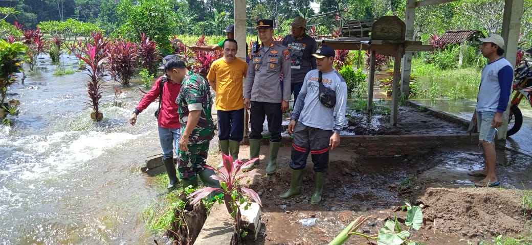 Pemakaman Umum Desa Padangan Tergerus Banjir