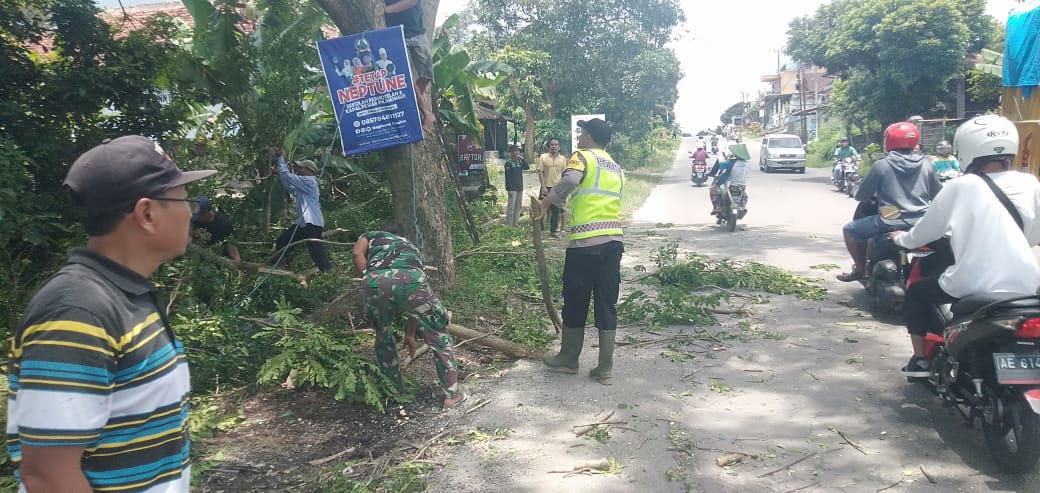 Bhabinkamtibmas Kerja Bakti Bersama Masyarakat