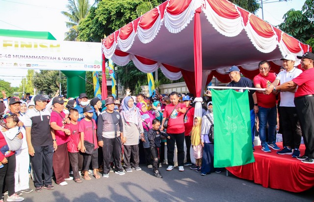 Ribuan Masyarakat Lamongan Semarakkan Jalan Sehat Muktamar Ke-48 Muhammadiyah dan Aisyiyah