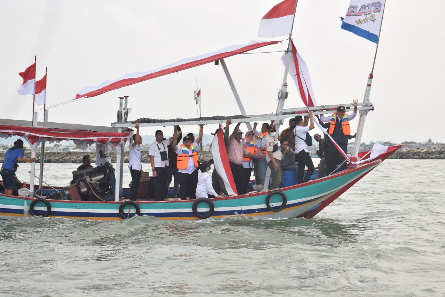 Ungkapkan Rasa Syukur, Masyarakat Lohgung Gelar Petik Laut