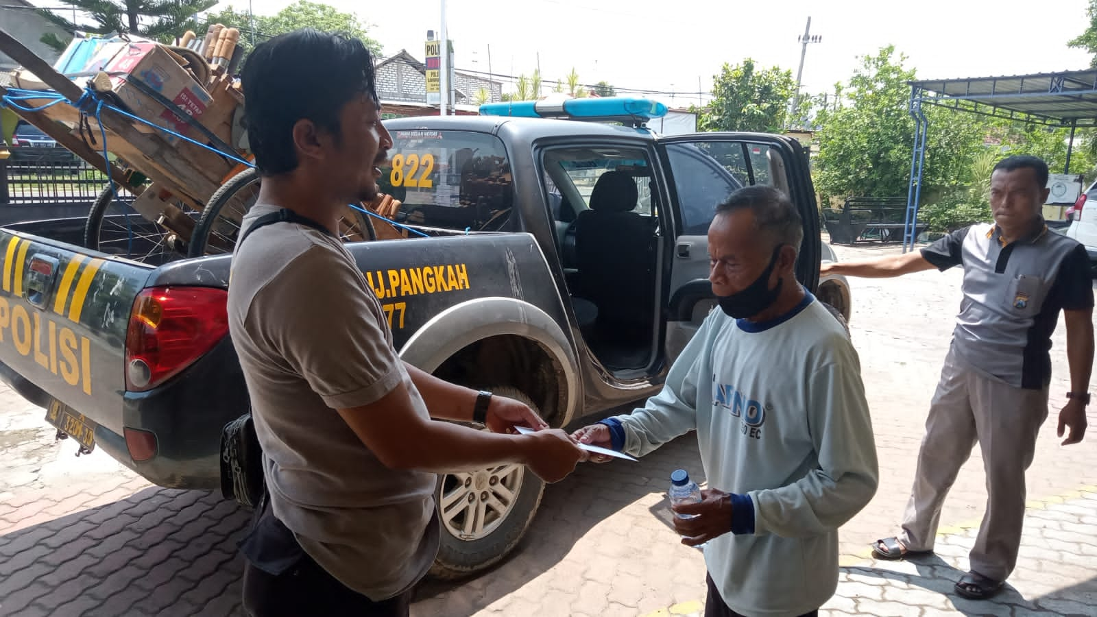 Pedagang Asongan Menangis Terharu Usai Dibantu Polisi Gresik