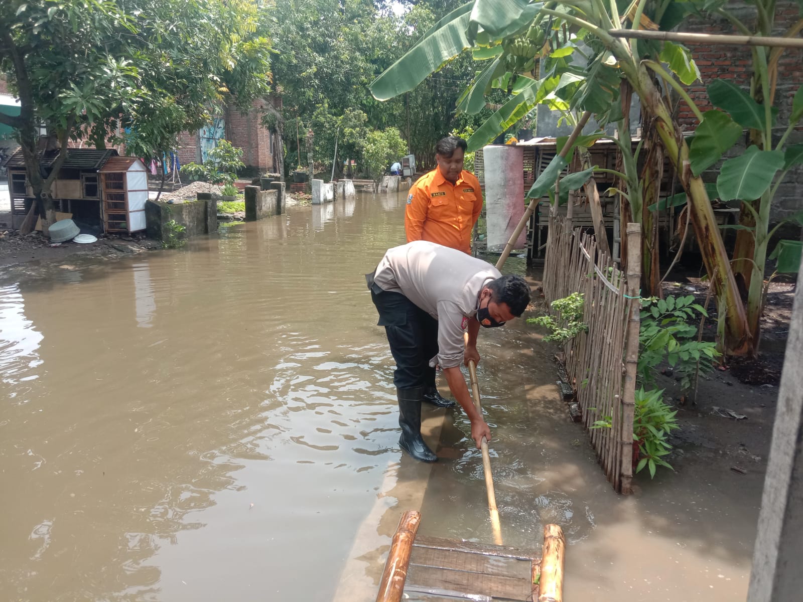 Antisipasi Banjir, Bhabinkamtibmas Polres Mojokerto Bersama Warga Bersihkan Saluran Air