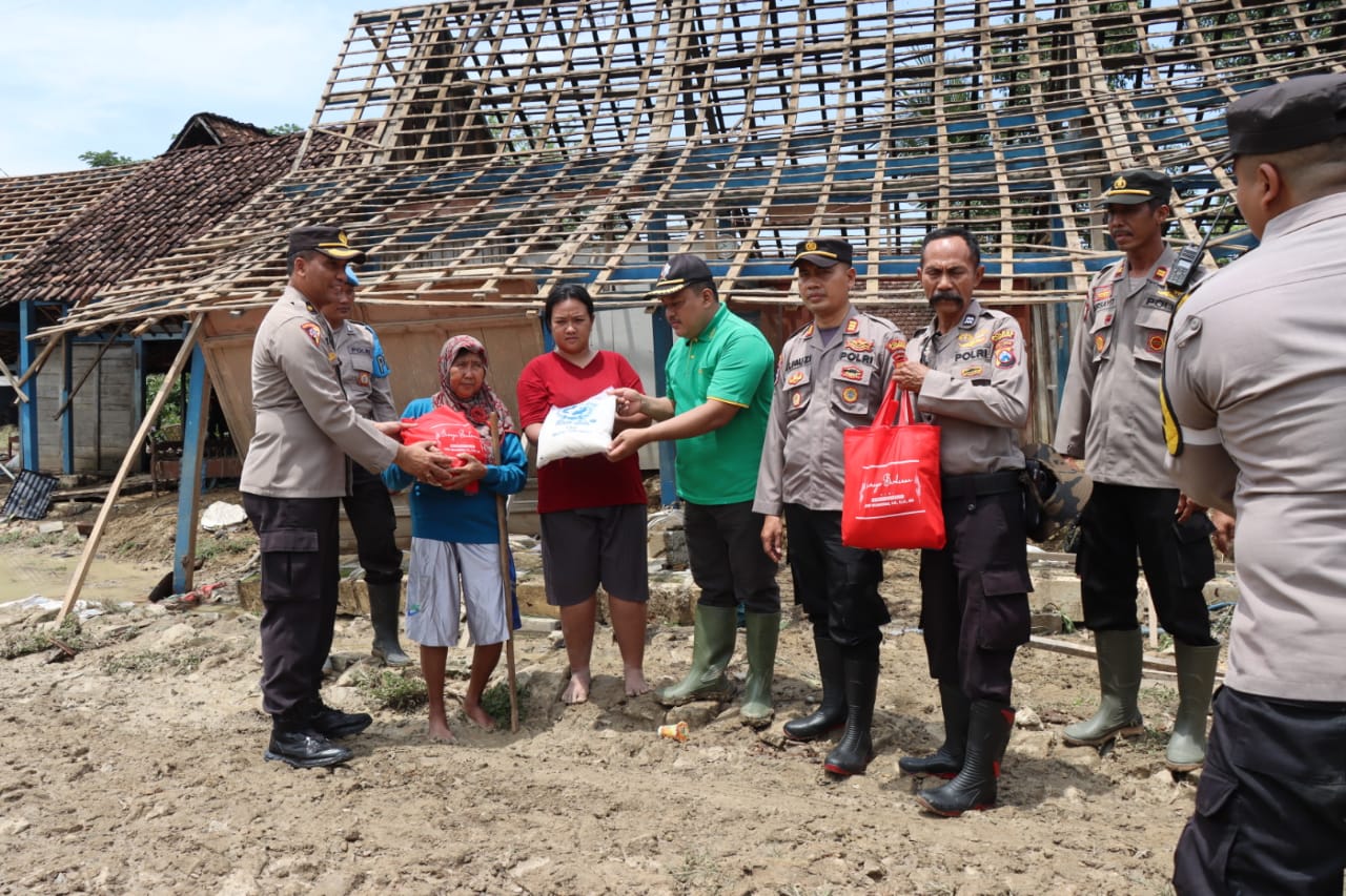 Polres Bojonegoro Salurkan Bantuan Ratusan Paket Sembako ke Korban Banjir Desa Bobol