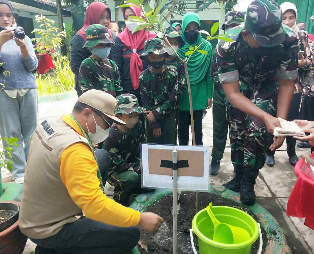 Kodim & Wawali Kota Malang Tanam Pohon Bersama Taruna Cilik