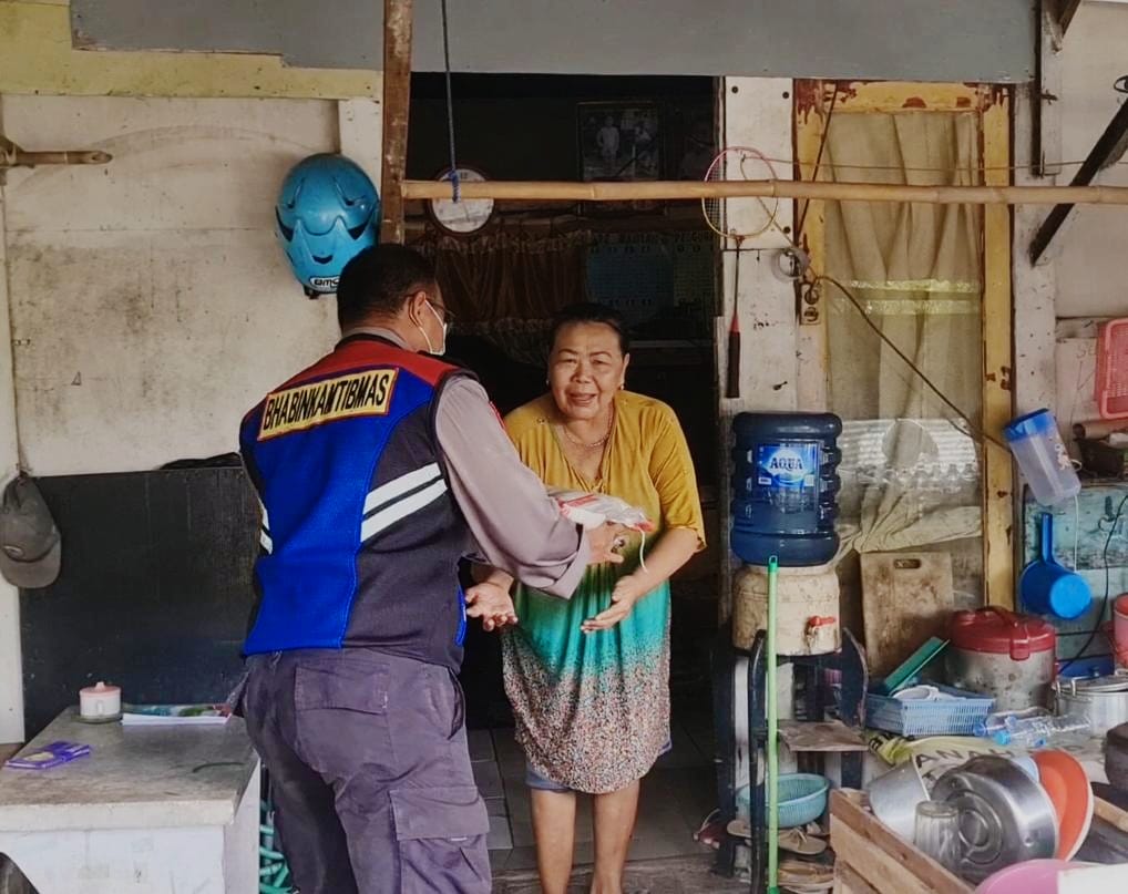 Jumat Berkah, Polisi Surabaya Bagi-bagi Sembako