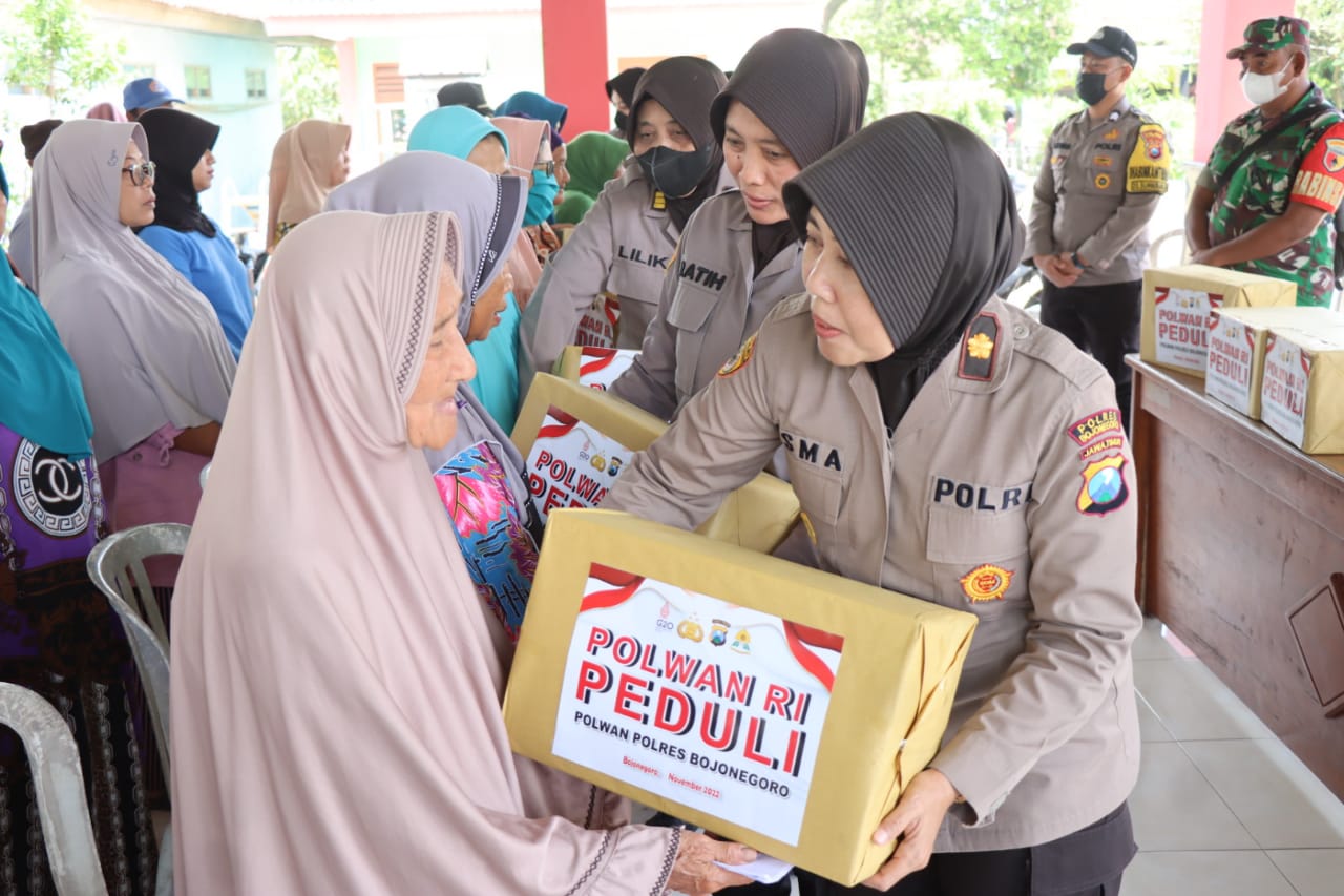 Peduli Korban Banjir, Polwan Polres Bojonegoro Salurkan Bantuan ke Warga