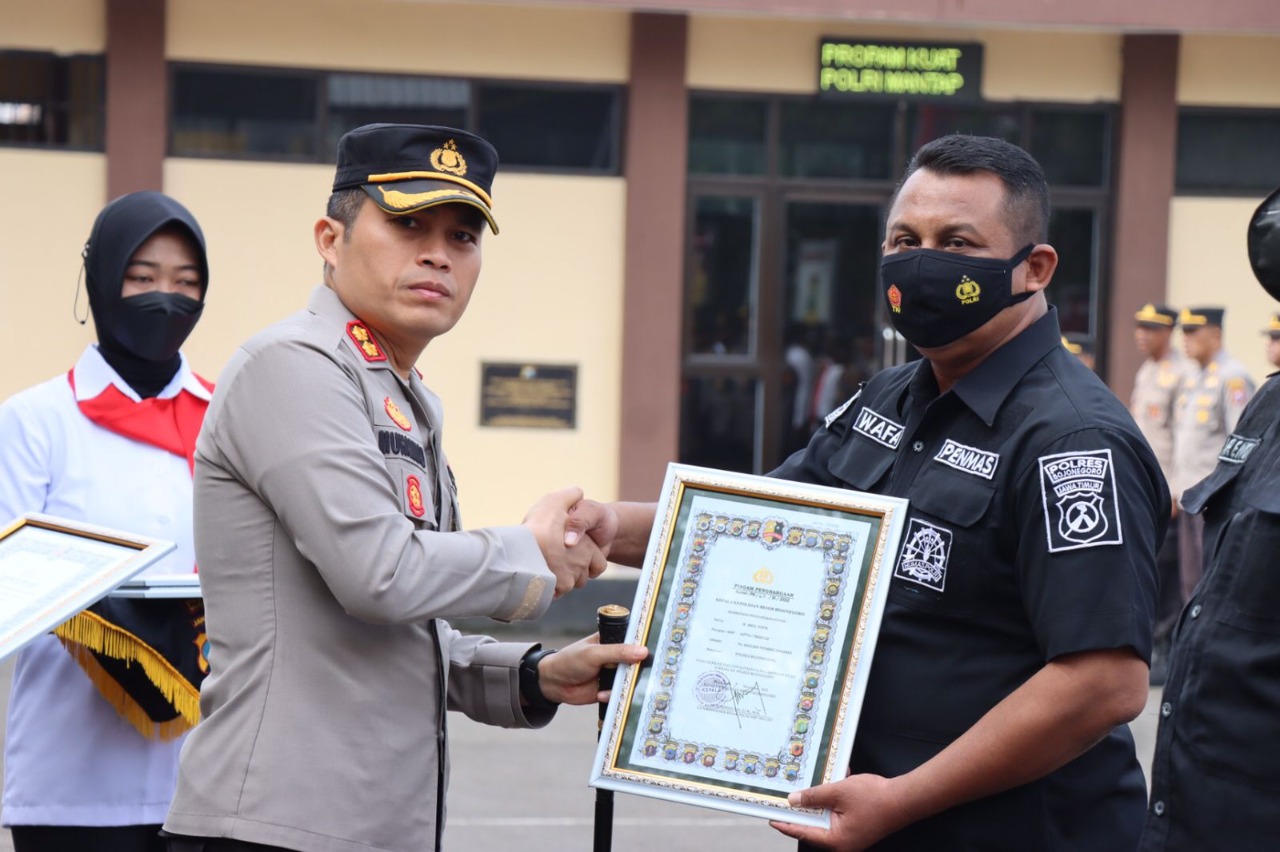 Kapolres Bojonegoro Beri Penghargaan Personel Berprestasi dan Mitra Kepolisian