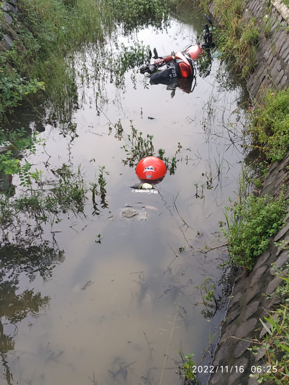 Pria Berhelm Tewas di Parit Desa Gempolan