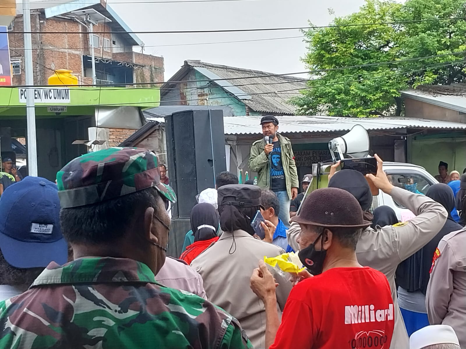 Warga Ngelom Bergolak, Demo Pasar Unggas Sepanjang