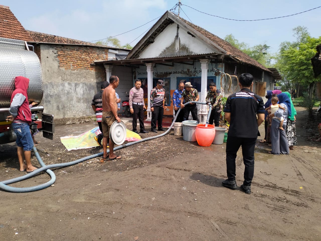 Polisi Sidoarjo Peduli Air Bersih Bagi Warga