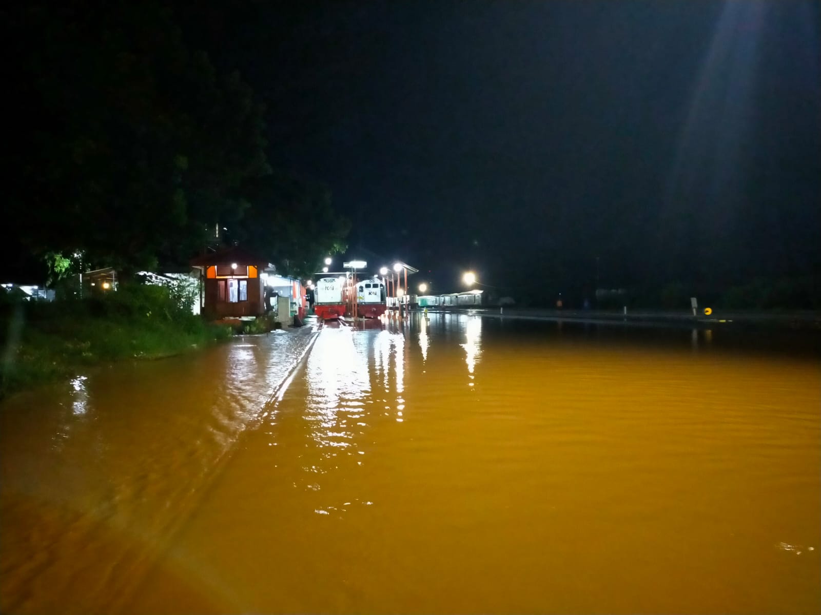 Stasiun Ketapang Banjir, KA Mutiara Timur dan KA Pandanwangi Terlambat Berjam-jam