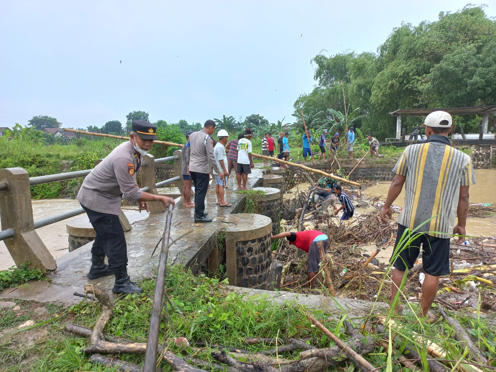 Tumpukan Sampah Sumbat Aliran Sungai, Polisi Lamongan Bareng Warga Kerja Bakti