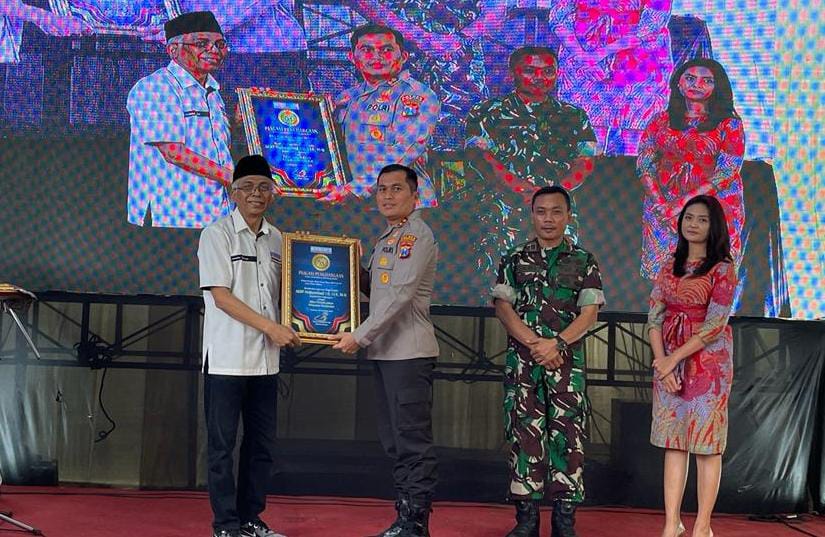 Kapolres Bojonegoro Raih Penghargaan Tokoh Terbaik dalam Pelayanan Masyarakat