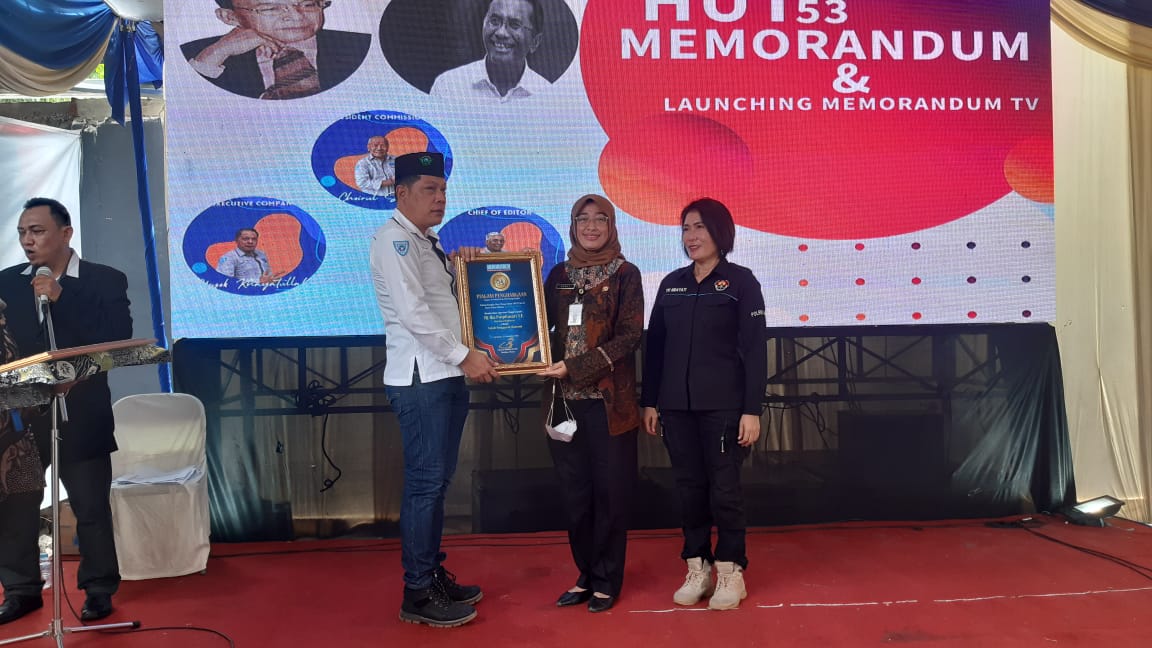 Wali Kota Mojokerto Terima Penghargaan Sebagai Penggerak Perekononian Daerah
